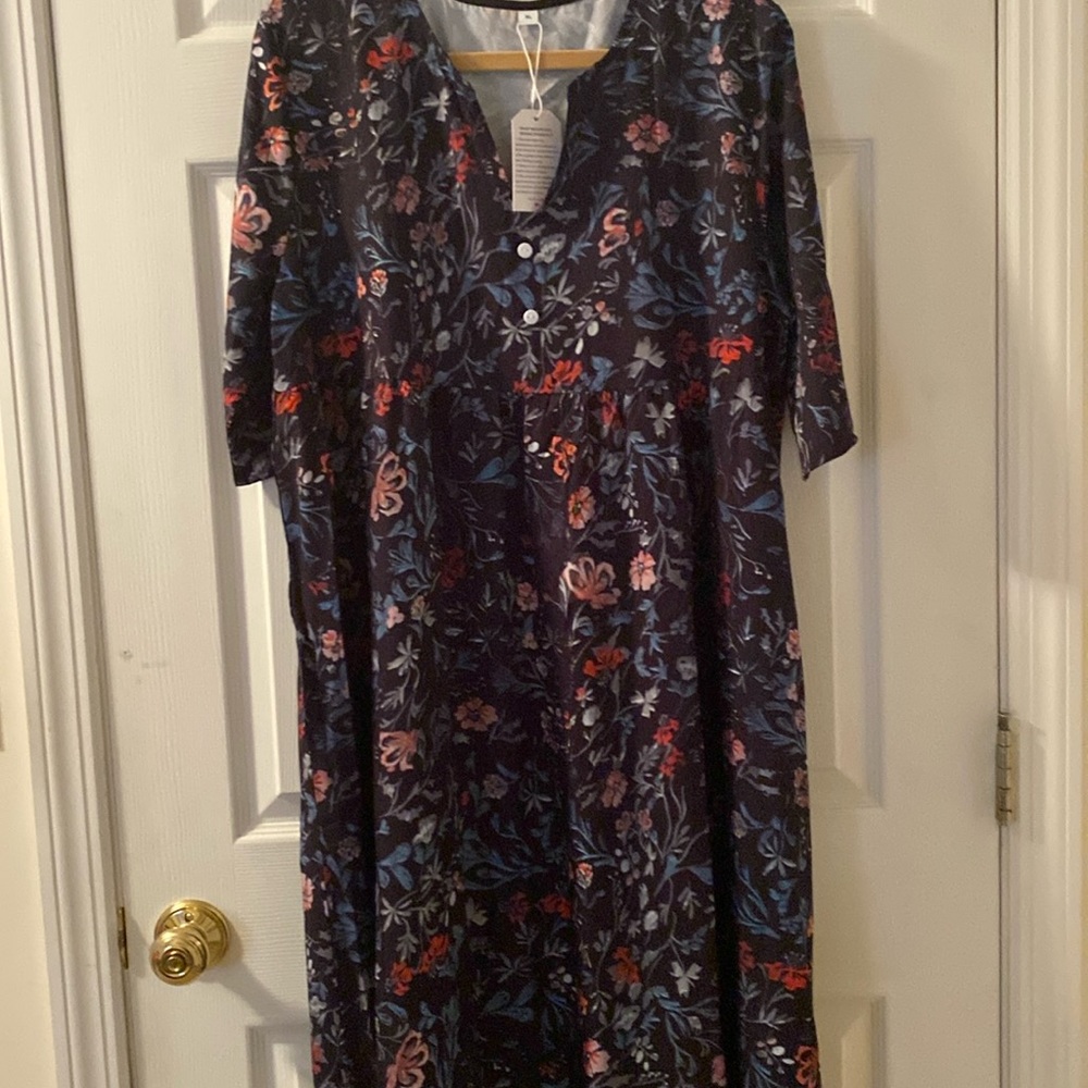 Beautiful ladies, flowered dress extra large